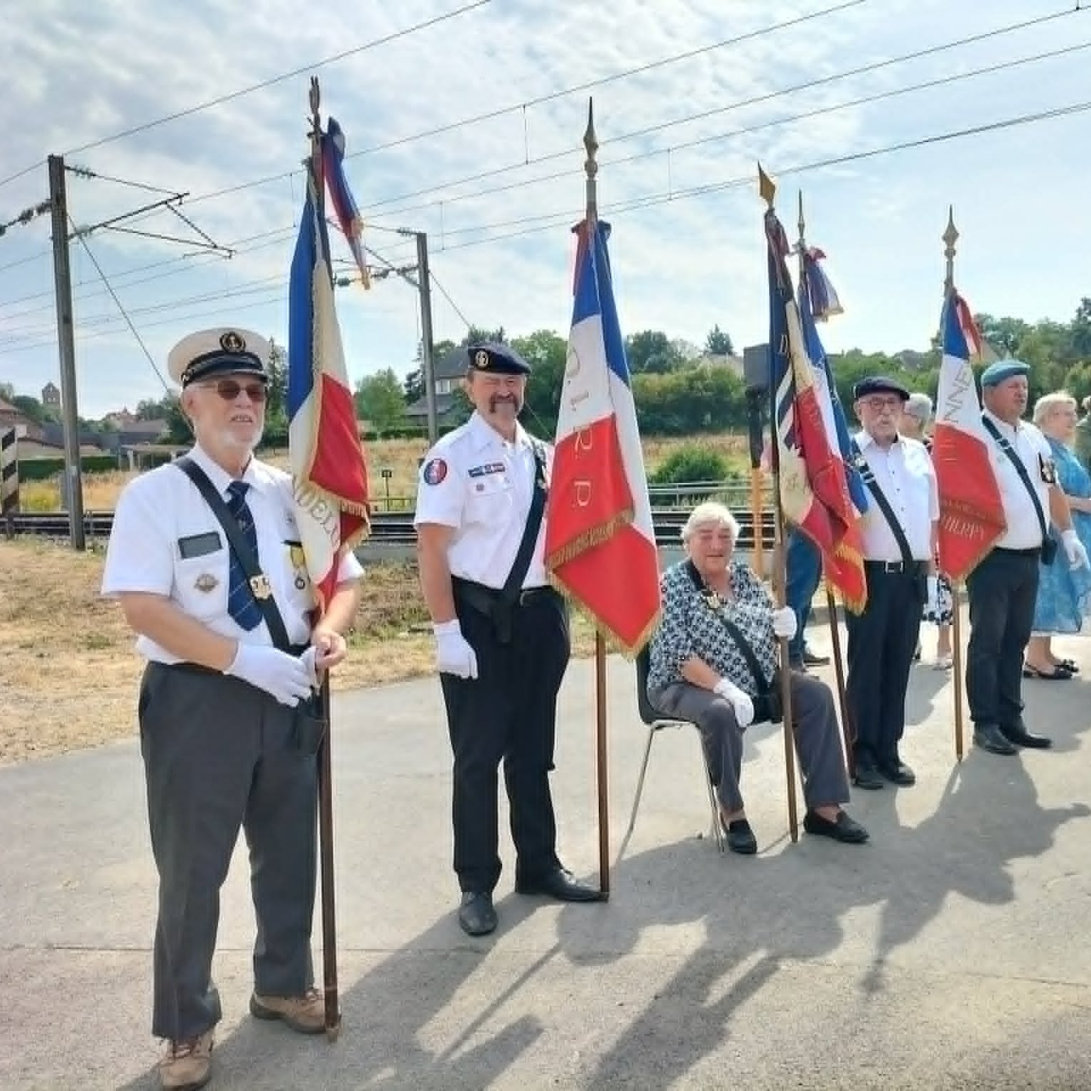 Les portes drapeaux © Commune de Fossoy