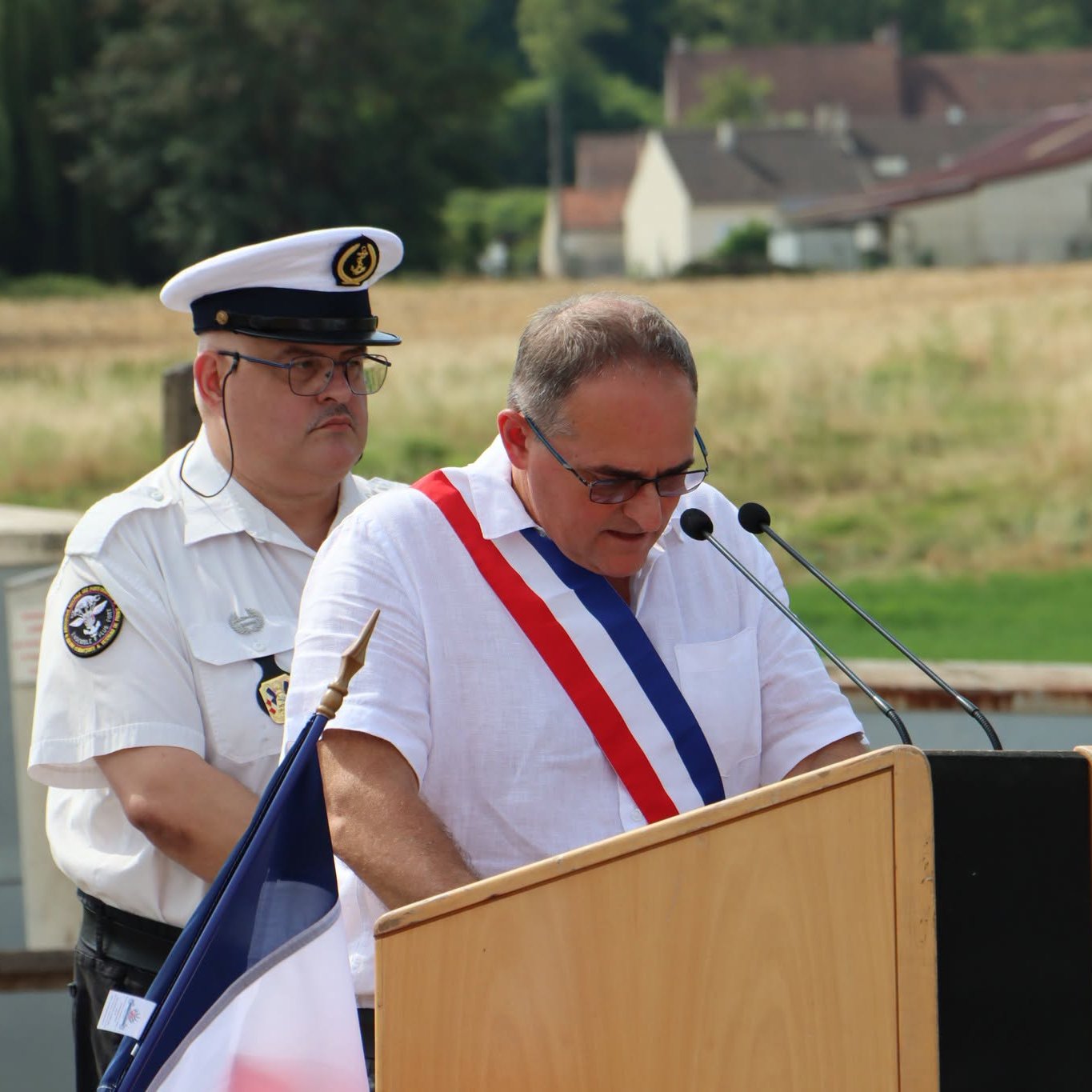 Accueil par H. LEDUC, maire de Fossoy ( photo de la publication de S. Eugène ) © Commune de Fossoy